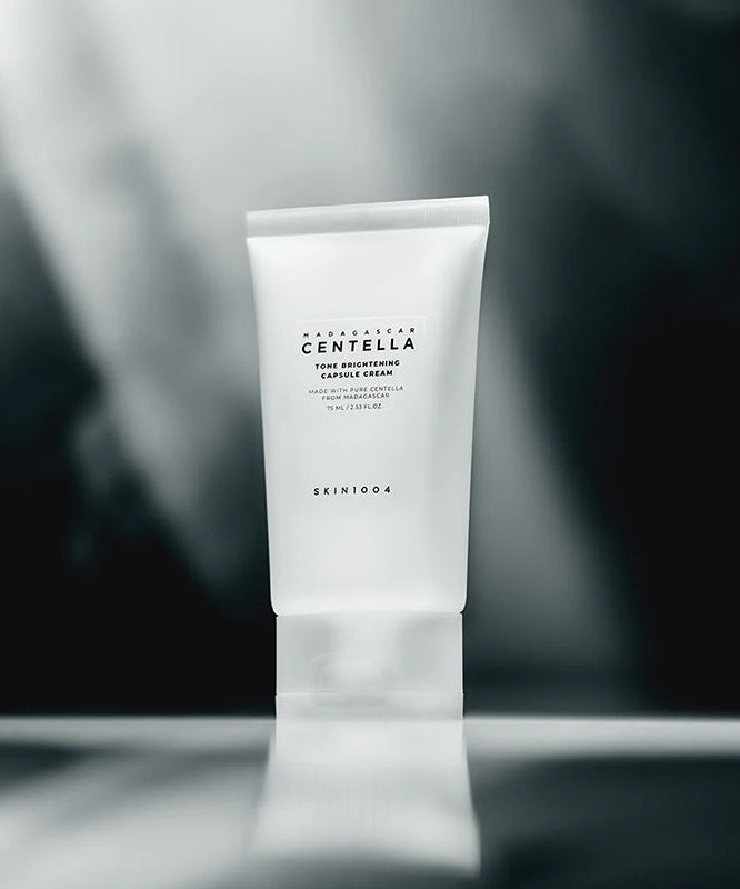 SKIN1004 Madagascar Centella Tone Brightening Capsule Cream 75ml sur fond noir et blanc