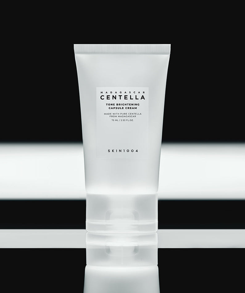 Crème SKIN1004 Madagascar Centella Tone Brightening Capsule 75ml sur fond noir, éclairage élégant.