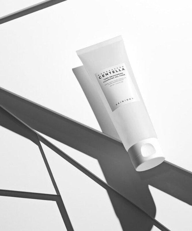 SKIN1004 Madagascar Centella Tone Brightening Cleansing Gel Foam 125ml sur fond blanc élégant, tube en noir et blanc.