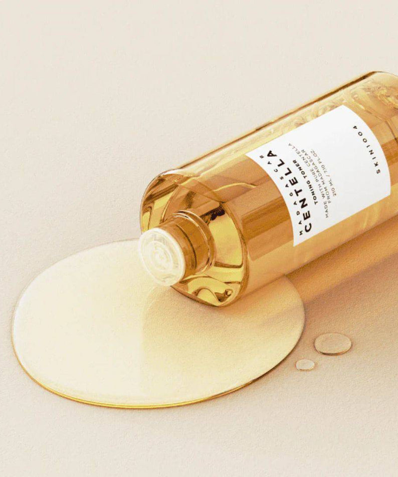 SKIN1004 Madagascar Centella Toning Toner 400ml renversé avec liquide qui s'écoule, produit pour soin de la peau.
