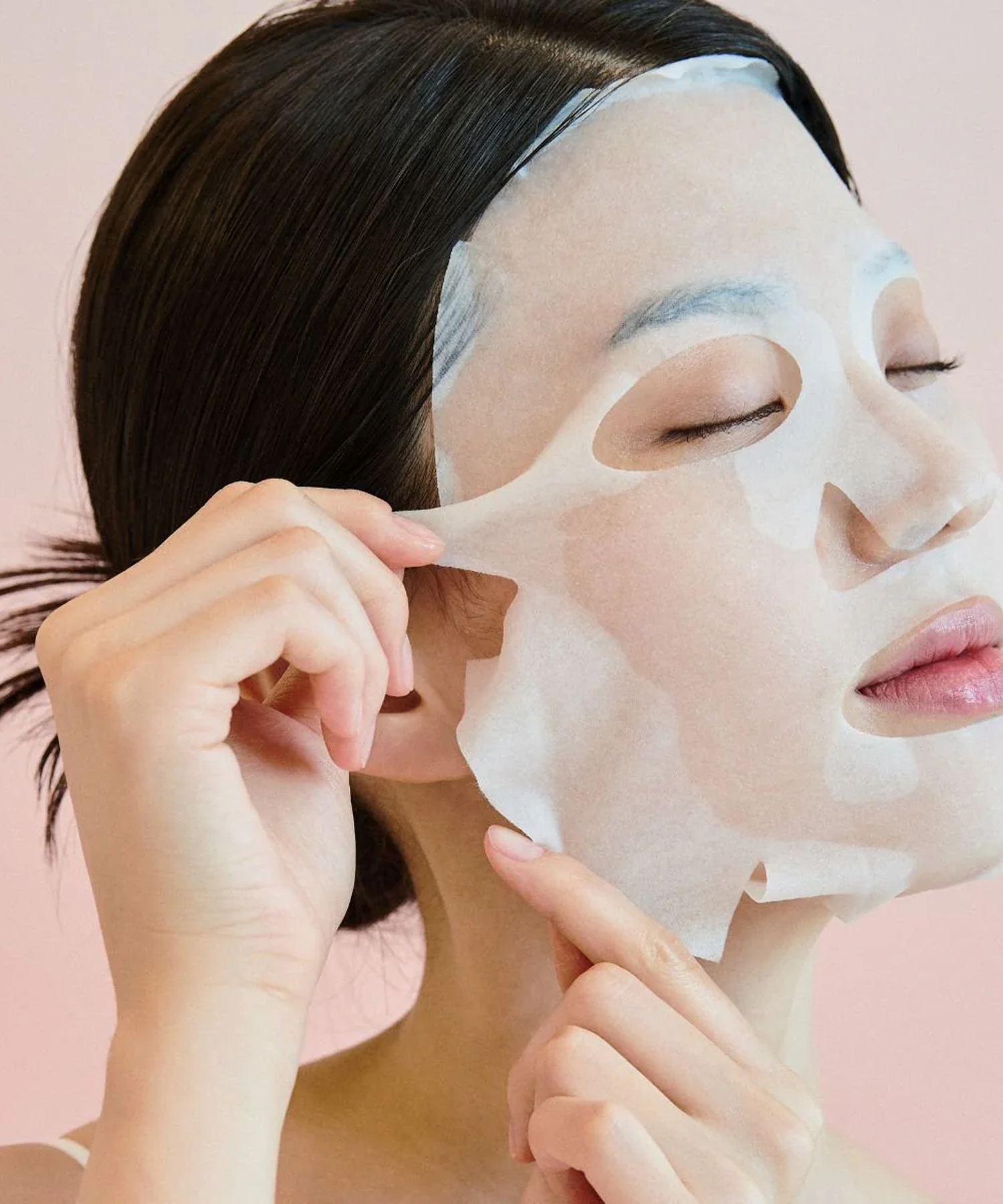 Femme appliquant un masque SKIN1004 Madagascar Centella Pore-Melting Clarifying Mask 23ml [5 sheets] sur visage