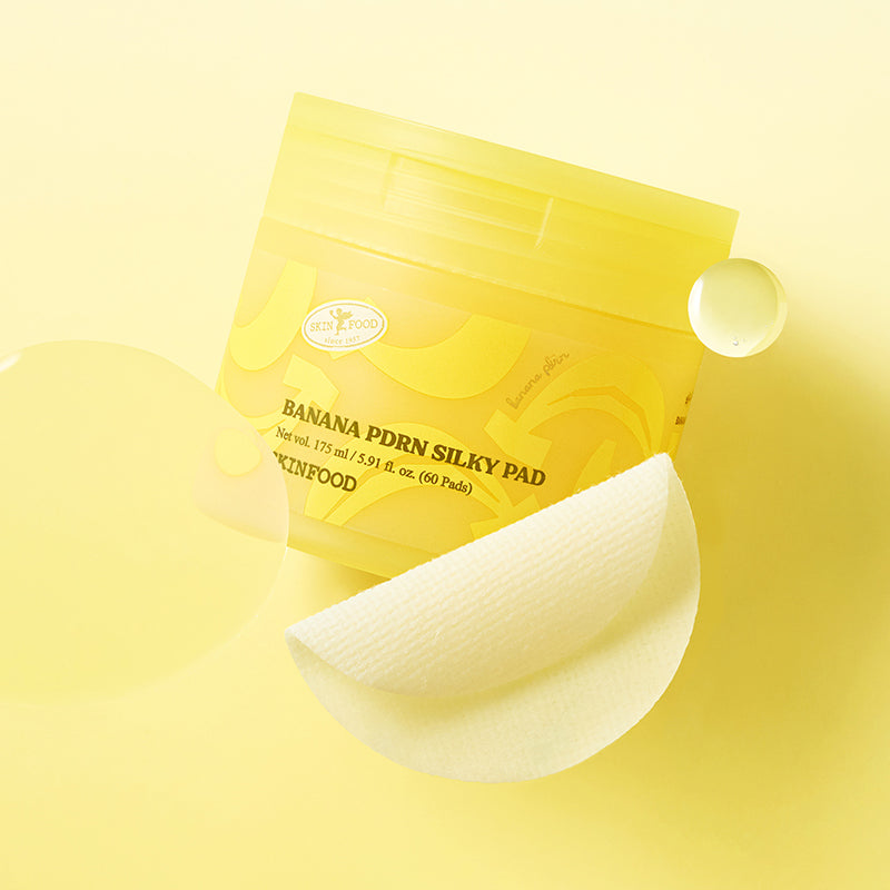 SKINFOOD Banana PDRN Silky Pad 60 sheets, marque SKINFOOD, pack jaune et lingettes sur fond clair (cocon/banane).