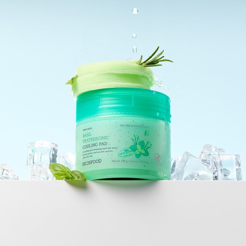 SKINFOOD Basil Tea Tree Cynic Cooling Pads 70 sheets de la marque SkinFood, pot vert sur fond bleu avec glaçons