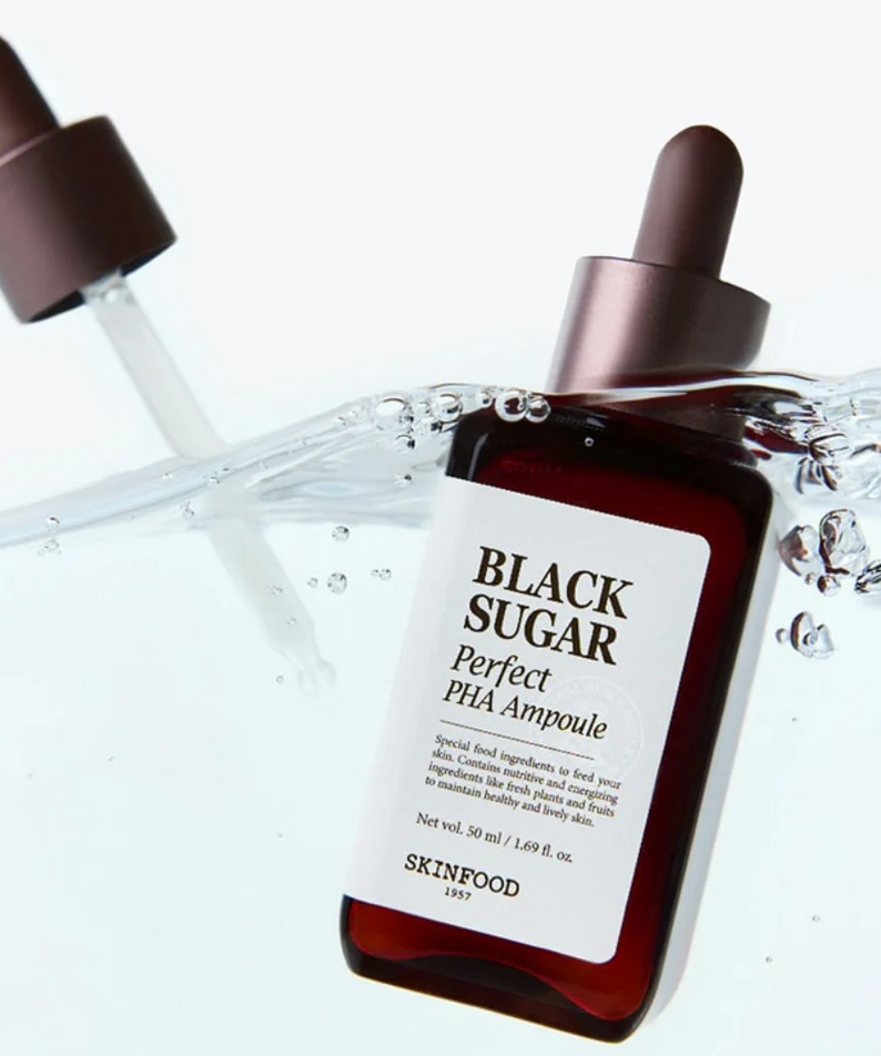 SKINFOOD Black Sugar Perfect PHA Ampoule 50ml, marque sur flacon brown, gouttes d’eau sur fond clair, photo produit