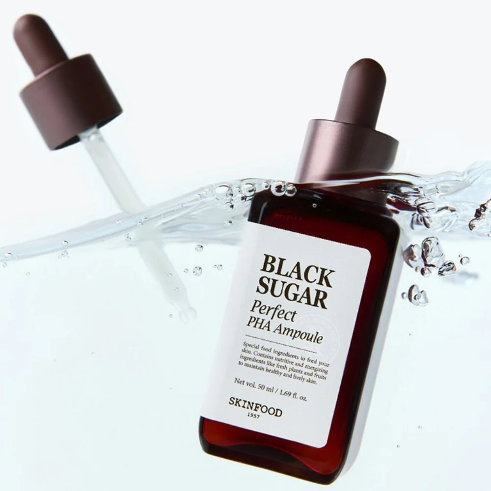 SKINFOOD Black Sugar Perfect PHA Ampoule 50ml, marque sur flacon brown, gouttes d’eau sur fond clair, photo produit