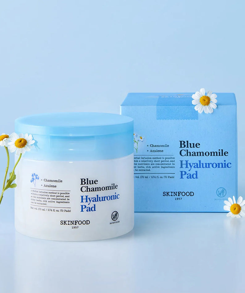 SKINFOOD Blue Chamomile Hyaluronic Gel Pads 70 Sheets, pots et boîte bleue avec fleurs de camomille sur fond clair.
