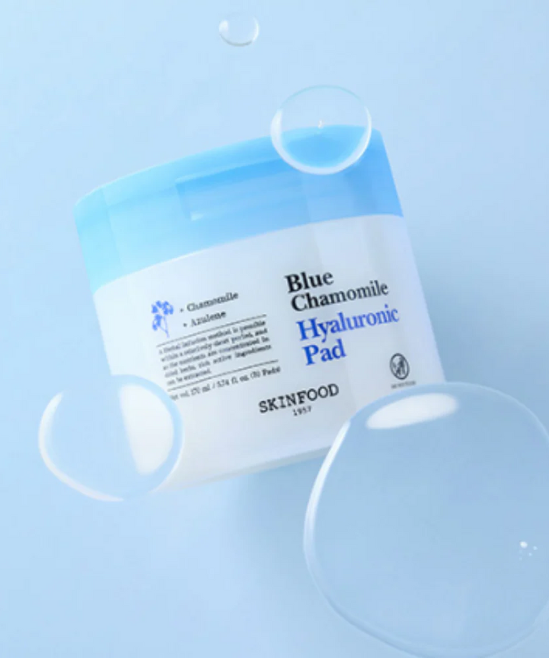 SKINFOOD Blue Chamomile Hyaluronic Gel Pads 70 Sheets, pack bleu et coton hydratant sur fond clair, vue produit.