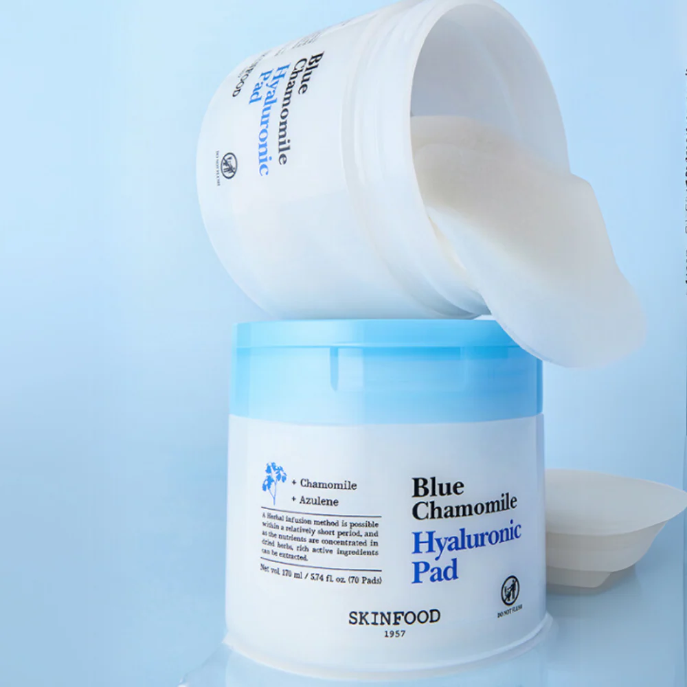 SKINFOOD Blue Chamomile Hyaluronic Gel Pads 70 Sheets, marque SKINFOOD en gel pads sur fond bleu, emballage visible.