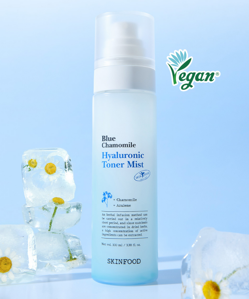 SKINFOOD Blue Chamomile Hyaluronic Toner Mist 100ml de la marque SKINFOOD, flacon sur fond bleu avec fleurs et glaçons.