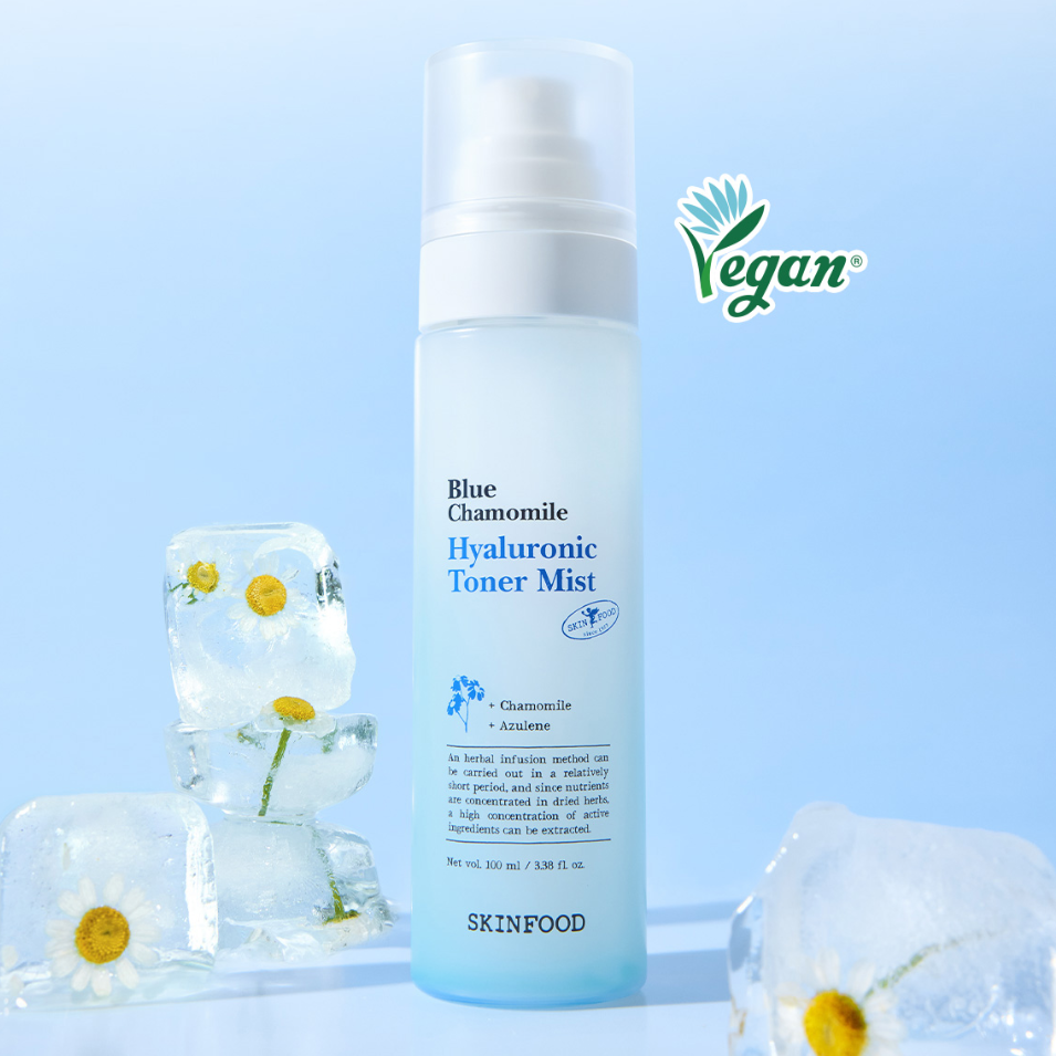 SKINFOOD Blue Chamomile Hyaluronic Toner Mist 100ml de la marque SKINFOOD, flacon sur fond bleu avec fleurs et glaçons.