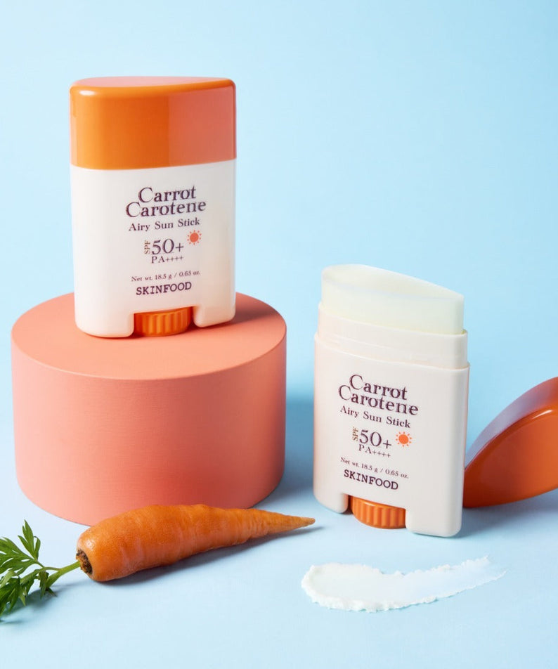 SKINFOOD Carrot Airy Soft Sun Stick 18.5g de la marque SKINFOOD, sur fond bleu avec carottes et crème solaire