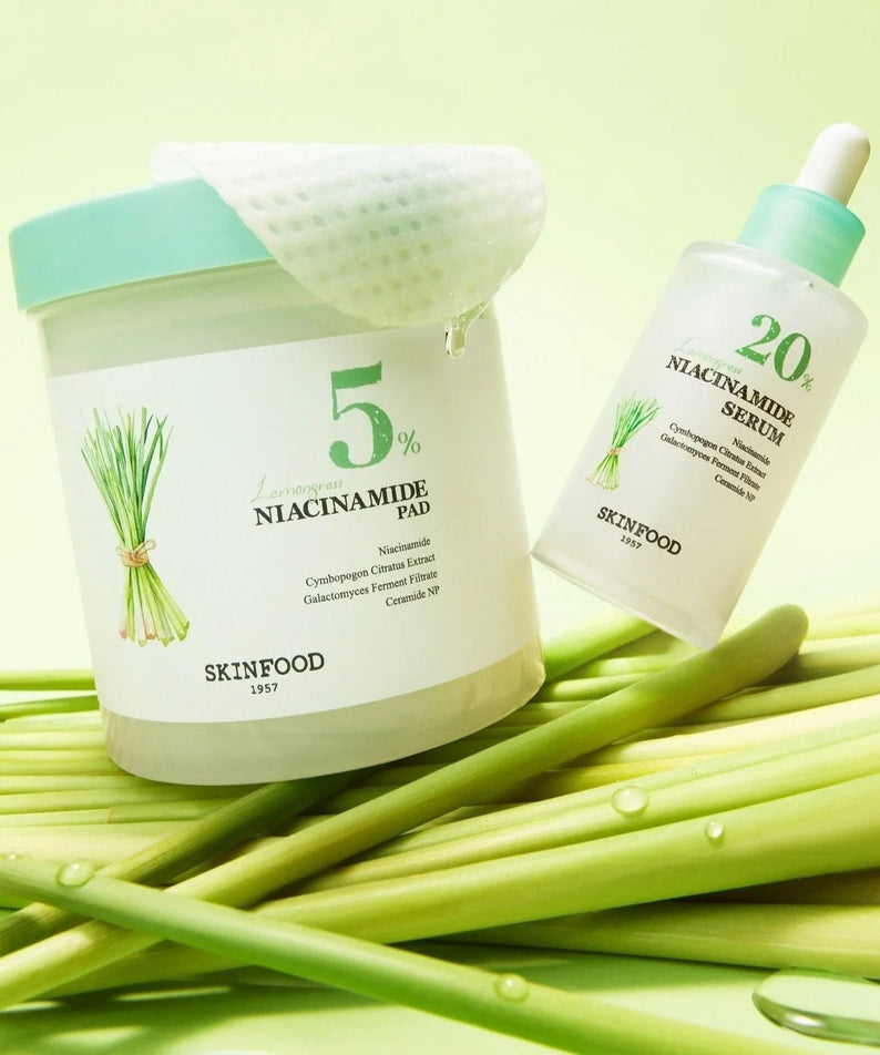 SKINFOOD Lemongrass Niacinamide 5 60 Pads de la marque SKINFOOD, boîtiers sur feuilles de citronnelle, fond vert clair.