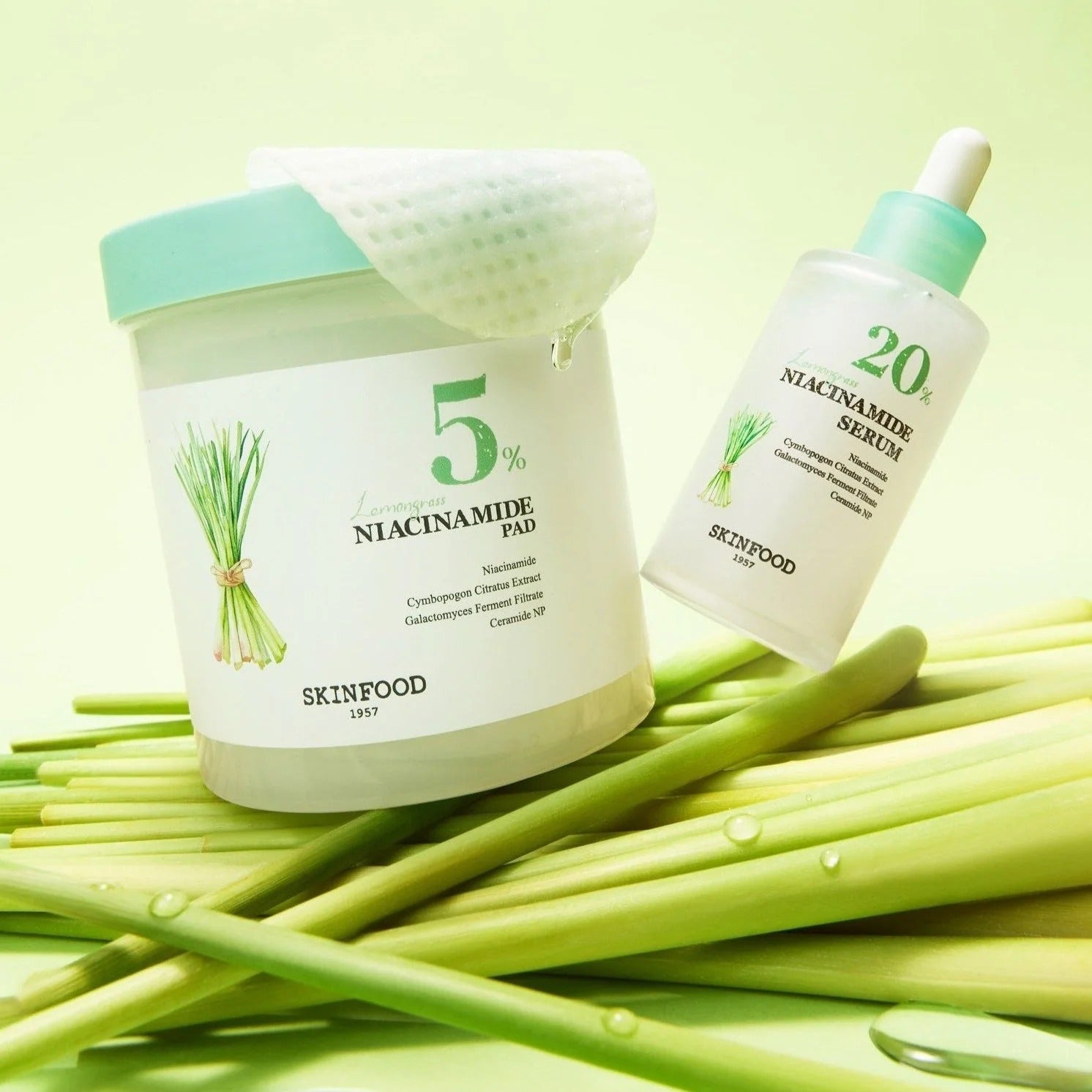 SKINFOOD Lemongrass Niacinamide 5 60 Pads de la marque SKINFOOD, boîtiers sur feuilles de citronnelle, fond vert clair.