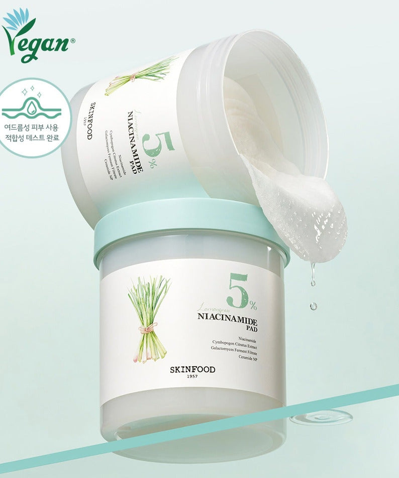 SKINFOOD Lemongrass Niacinamide 5 60 Pads, marque SKINFOOD, coton pads sur fond bleu clair, bouteille ouverte et visuel produit
