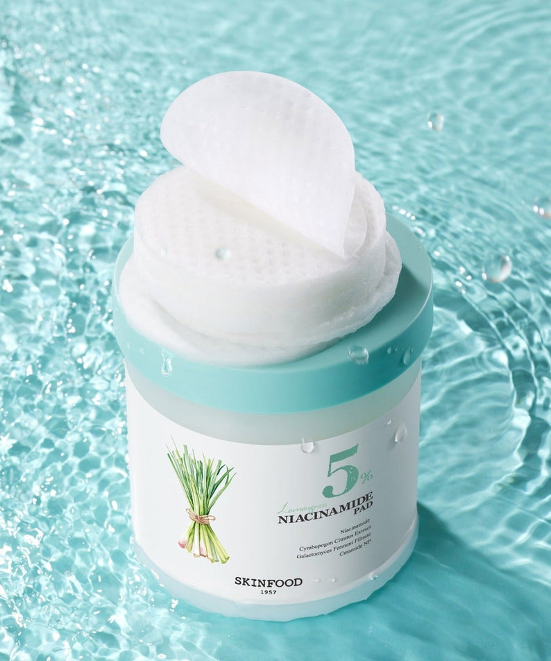 SKINFOOD Lemongrass Niacinamide 5 60 Pads, marque Skinfood, coton pads sur fond d’eau turquoise, ambiance spa.
