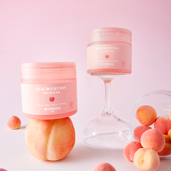 SKINFOOD [NEW] Peachy Zinc PCA Pad 70 sheets de la marque SKINFOOD, flacons rose pêche sur fond pastel, coussinets.