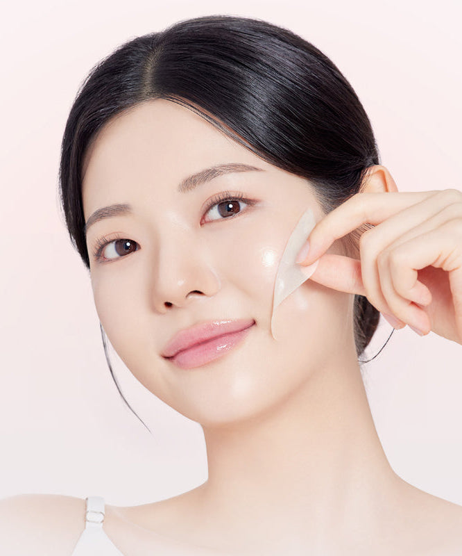 SKINFOOD [NEW] Rice Brightening Peel-Off Pack 100ml, femme applique un masque peel-off, peau lumineuse sur fond clair.