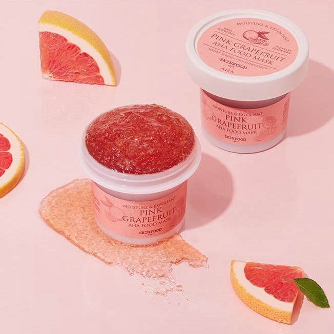 SKINFOOD Pink Grapefruit Aha Food Mask 120g par SKINFOOD, pot cosmétique et tranche de pamplemousse sur fond rose