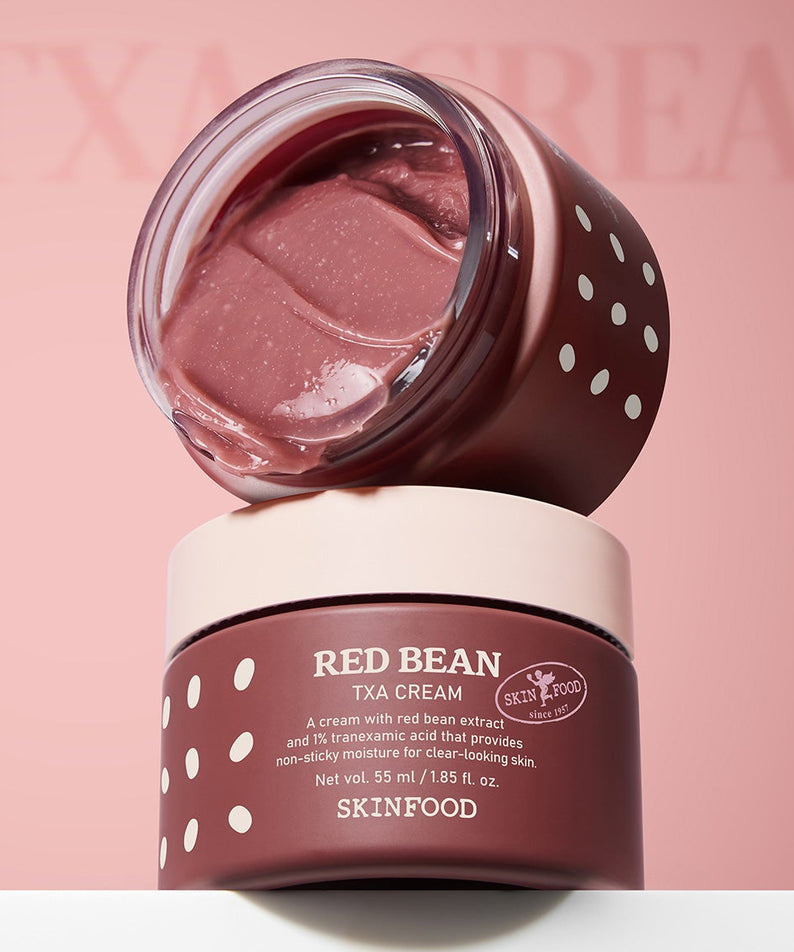 SKINFOOD Red Bean Tranexamic Acid Cream 55ml, crème anti-taches, pot ouvert sur fond rose, branding SKINFOOD visible.