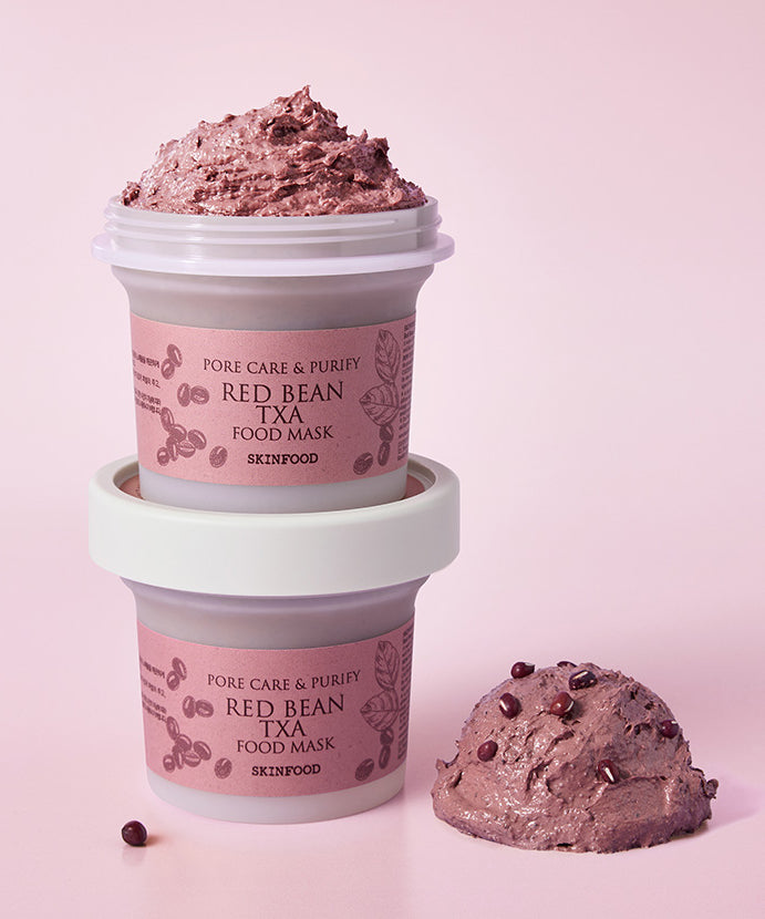 SKINFOOD Red Bean Tranexamic Acid Food Mask 120g de la marque SKINFOOD, pots roses et masque de boue sur fond rose