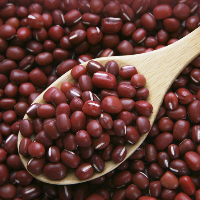SKINFOOD Red Bean Tranexamic Acid Scrub Foam 150g, marque SKINFOOD, gommage illustré avec haricots rouges en cuillère.
