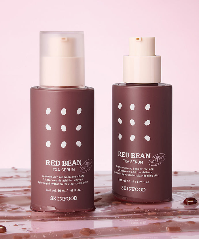SKINFOOD Red Bean Tranexamic Acid Serum 50ml de la marque SKINFOOD, flacons bruns sur fond rose pastel, gouttes de sérum