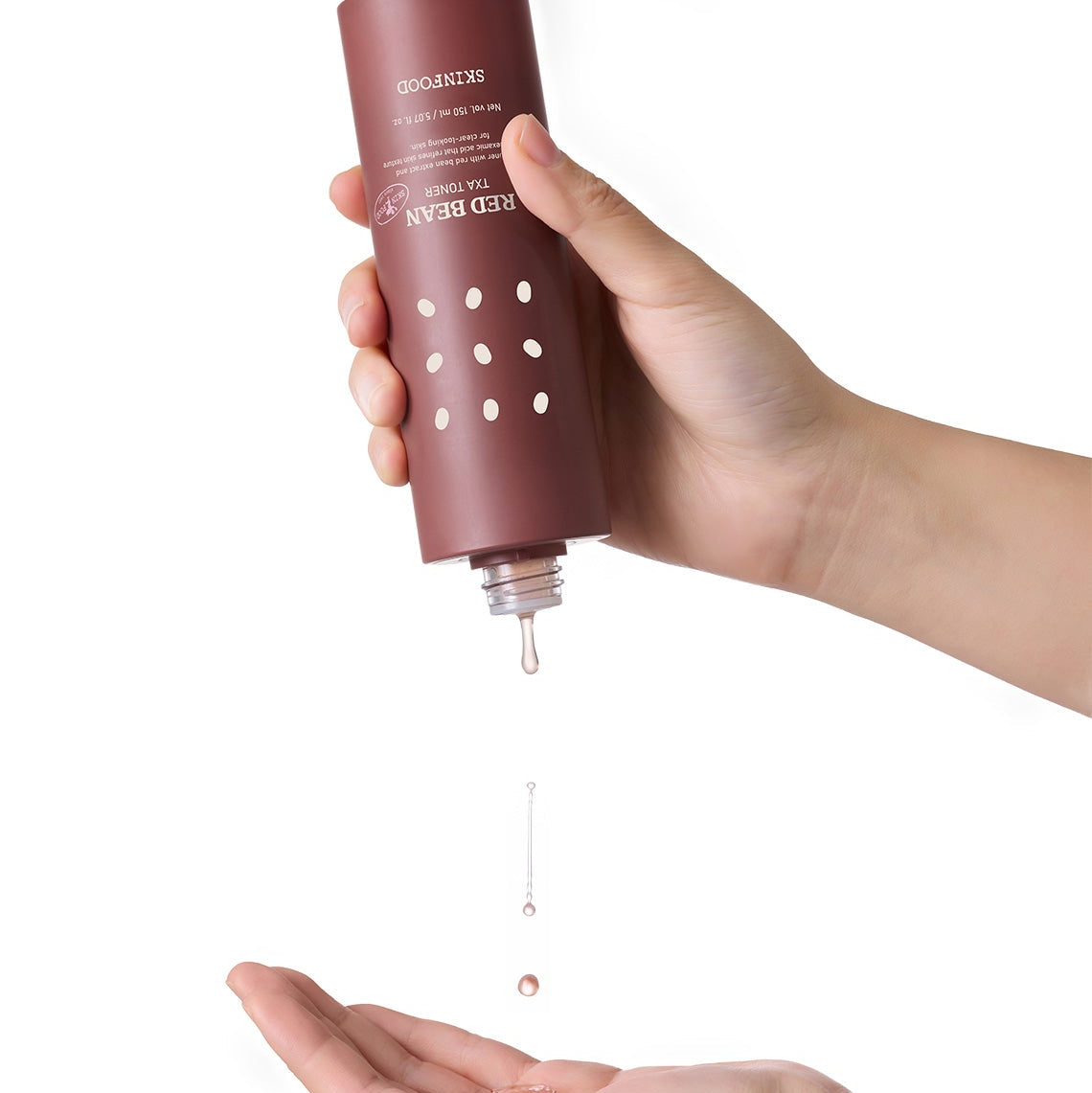 SKINFOOD Red Bean Tranexamic Acid Toner 150ml, main tenant le flacon crème brune sur fond blanc