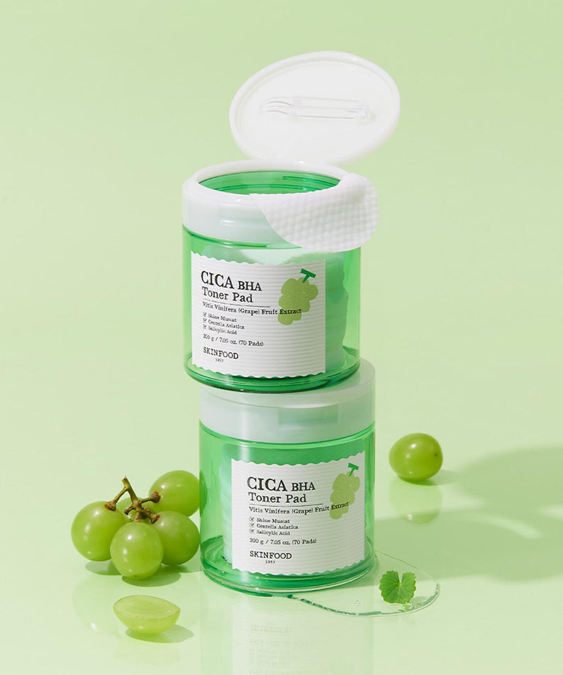 SKINFOOD Shine Muscat Cica Bach Toner Pad (70 sheets) en pot vert sur fond vert, marque SKINFOOD avec feuilles et raisins