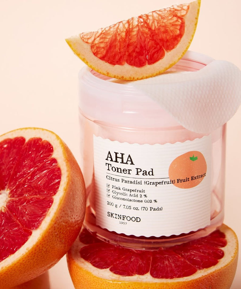 SKINFOOD Pink Grapefruit AHA Toner Pad 70 sheets en gros plan avec extraits de pamplemousse, soins de la peau éclatant et rafraîchissant.