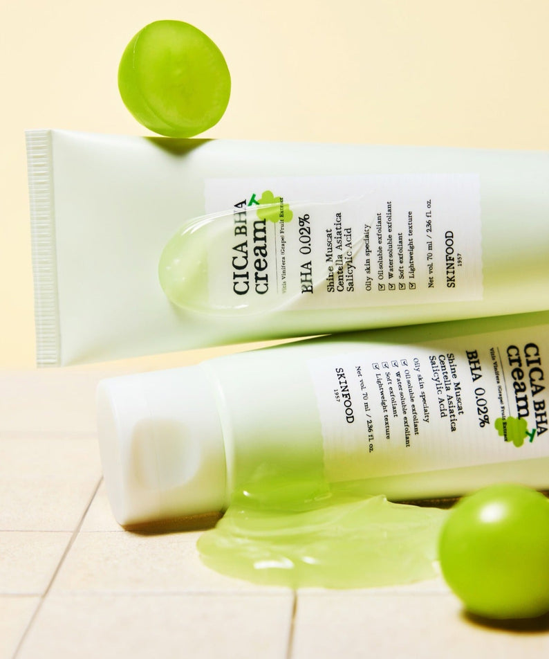 Crème SKINFOOD Shine Muscat Cica Baja 70ml avec texture verte, mise en avant sur une surface en carrelage, tube et bouchon ouverts.