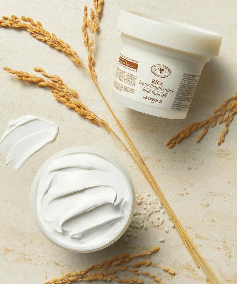SKINFOOD Rice Daily Brightening Mask Wash Off 210g, SKINFOOD, masque crème à l’extrait de riz sur fond beige, flocons et grains