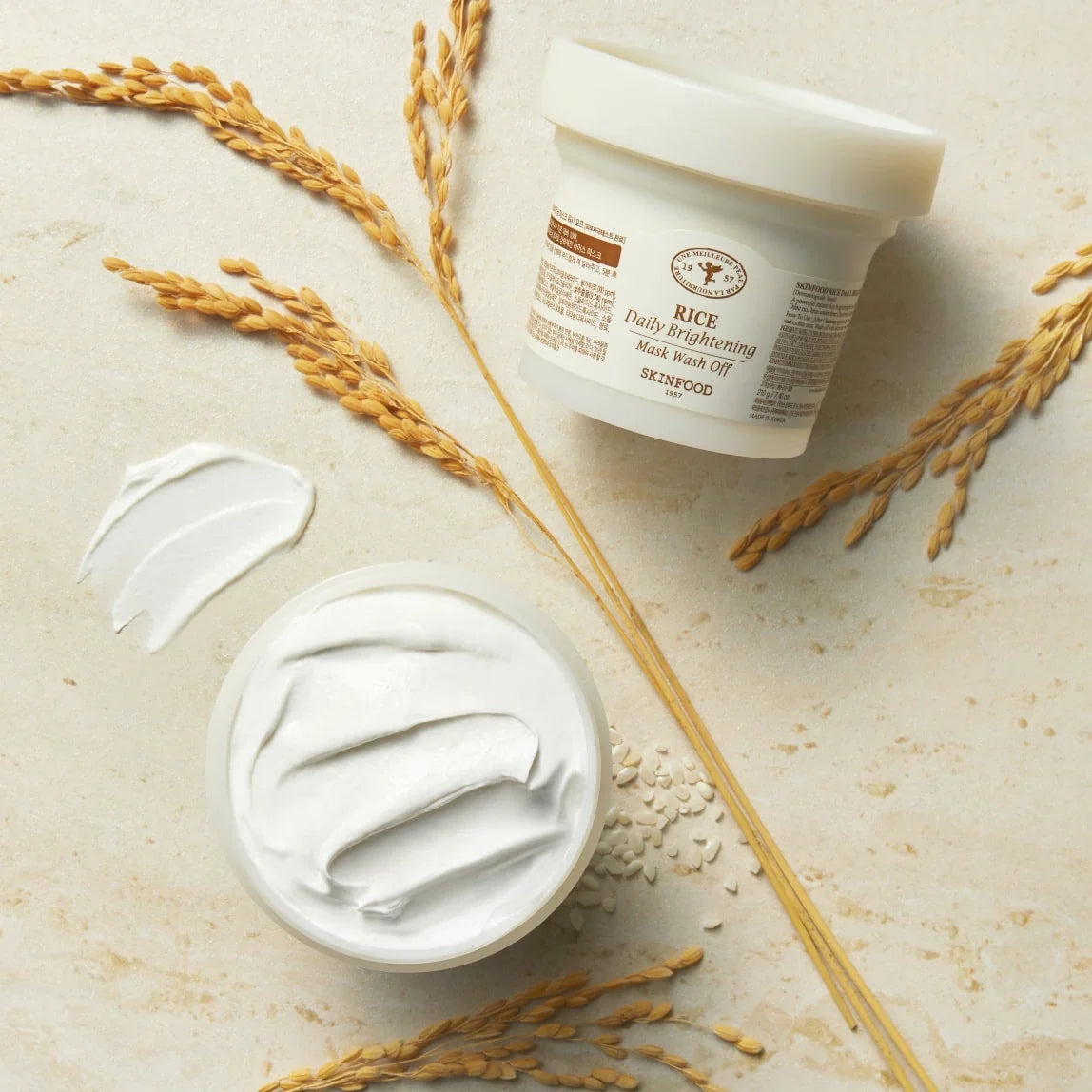 SKINFOOD Rice Daily Brightening Mask Wash Off 210g, SKINFOOD, masque crème à l’extrait de riz sur fond beige, flocons et grains