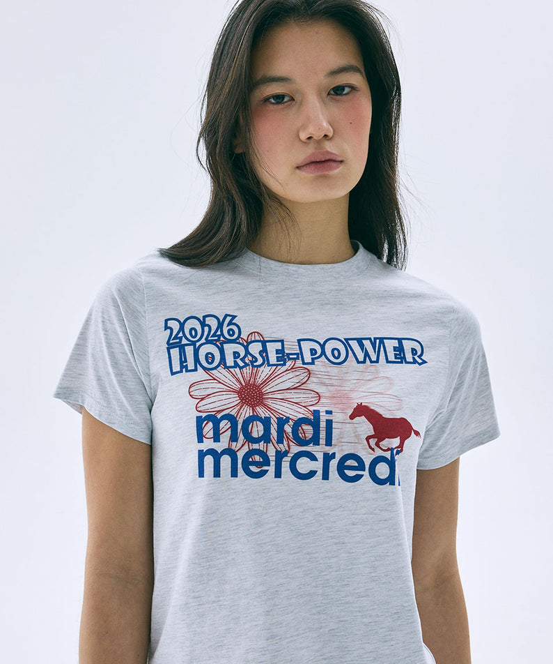 SLIM TSHIRT 2026 HORSE-POWER_HEATHER Mardi Mercredi : mannequin en studio, t-shirt slim gris chiné, marquage cheval 2026.