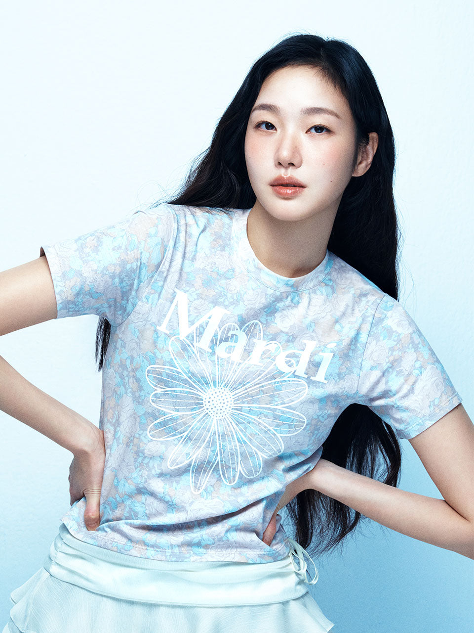 SLIM TSHIRT FLEUR FLOWERMARDI_INDIPINK WHITE Mardi Mercredi, femme en t-shirt floral bleu pastel sur fond clair