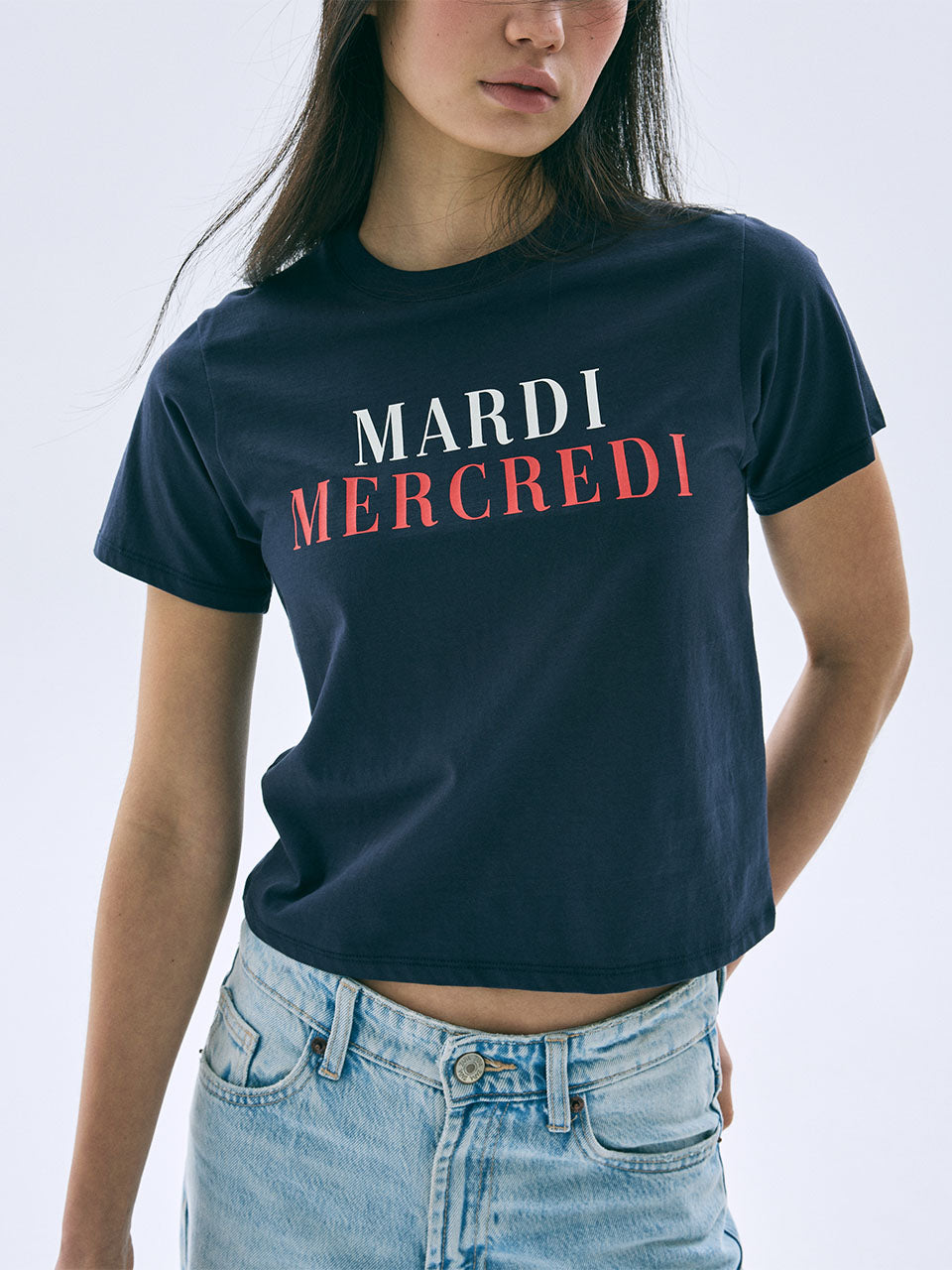 SLIM TSHIRT LA TYPO FRANCAISE_NAVY Mardi Mercredi, t-shirt slim bleu marine avec typographie, style coréen chic.