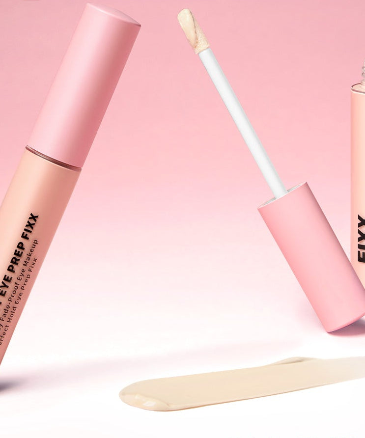 Décrivez l'image: SO NATURAL All Day Eye Prep Fixer, tubes et applicateur sur fond rose, peau crémeuse.