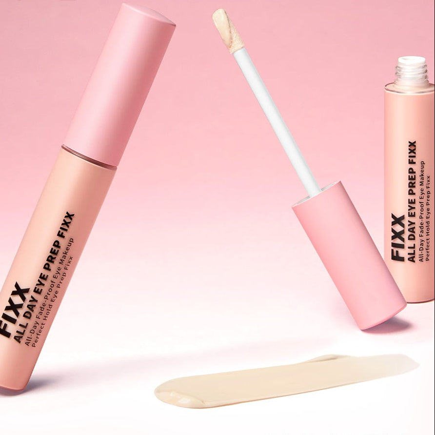Décrivez l'image: SO NATURAL All Day Eye Prep Fixer, tubes et applicateur sur fond rose, peau crémeuse.