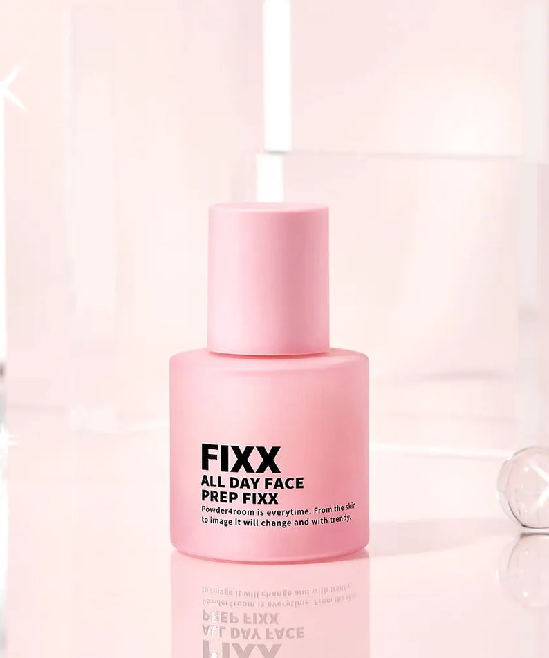 SO NATURAL All Day Face Prep Fixer de la marque SO NATURAL, flacon rose sur fond lumineux, ambiance maquillage