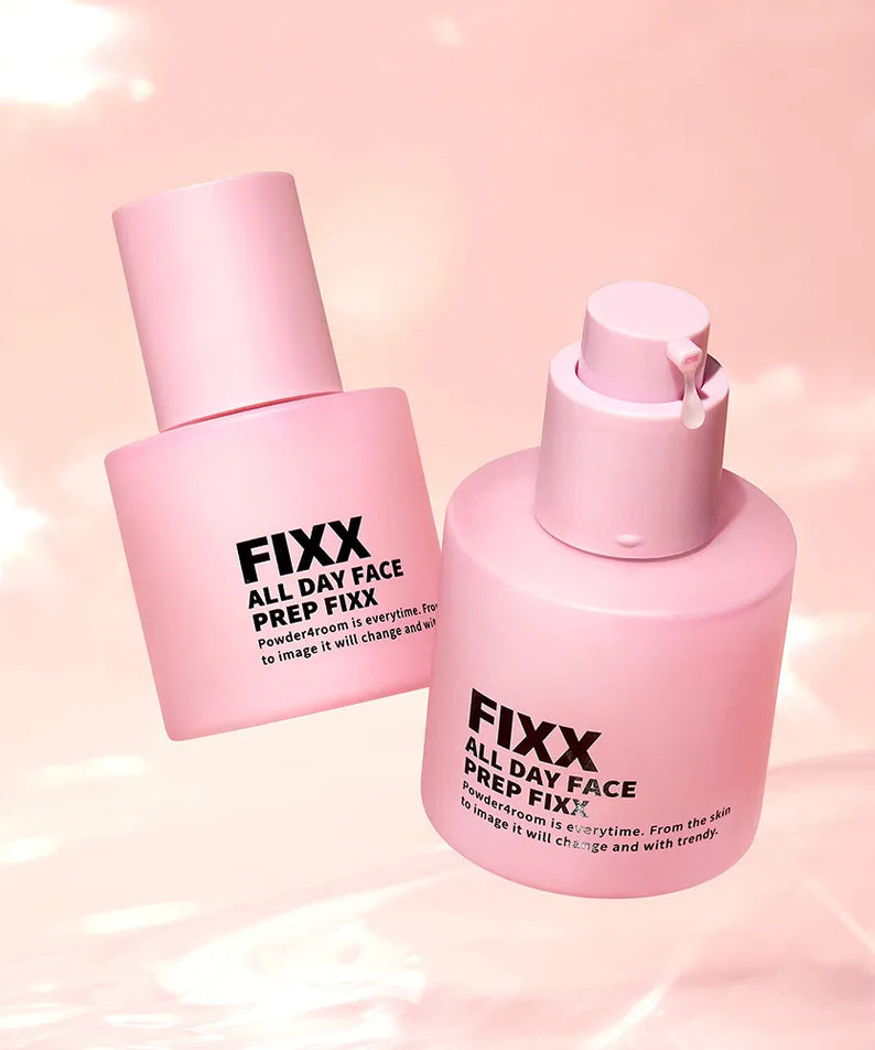 SO NATURAL All Day Face Prep Fixer de la marque Fixx, flacons roses sur fond beige pastel, ambiance beauté
