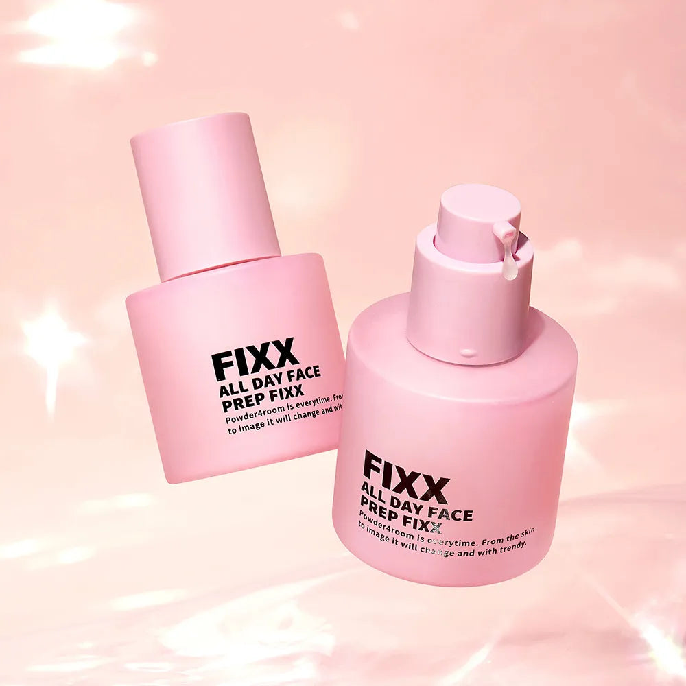 SO NATURAL All Day Face Prep Fixer de la marque Fixx, flacons roses sur fond beige pastel, ambiance beauté