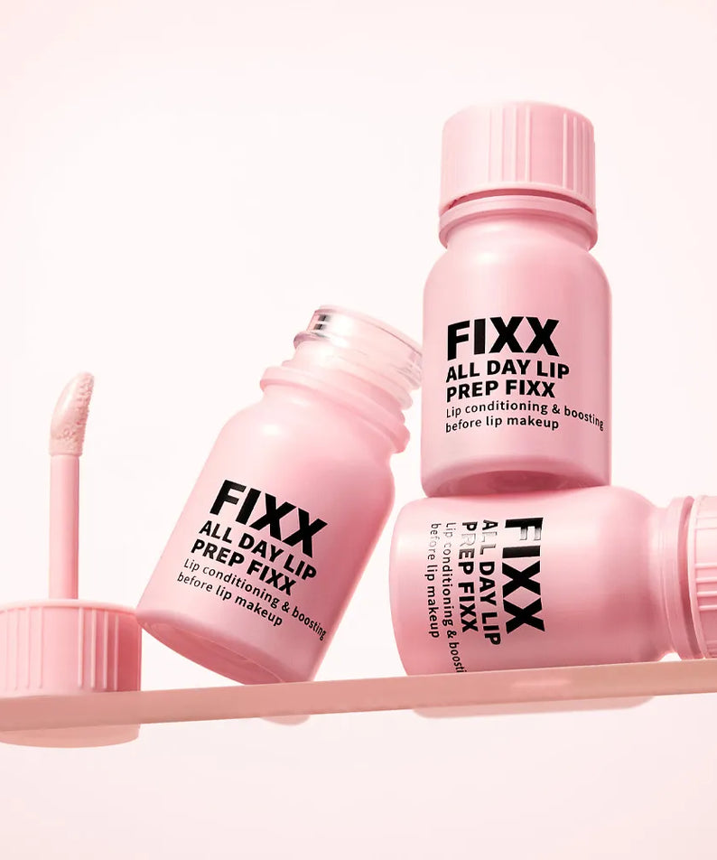 SO NATURAL All Day Lip Prep Fixer 10ml de FIXX, flacons rose sur fond clair, packshot maquillage.