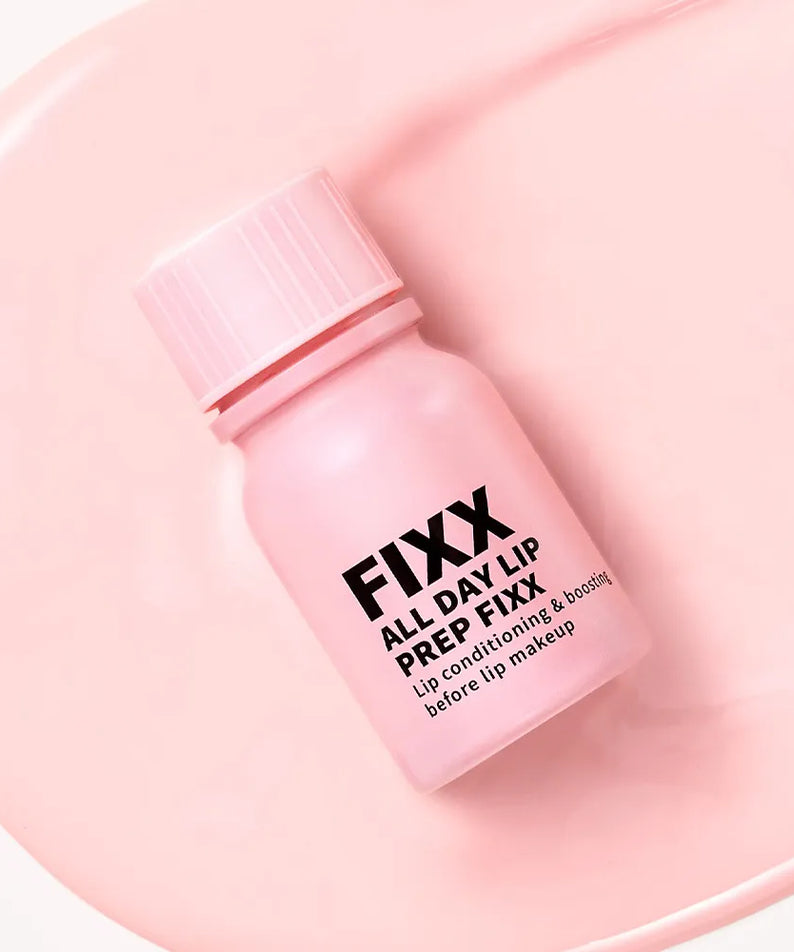 SO NATURAL All Day Lip Prep Fixer 10ml, flacon rose en gros plan sur fond rose pastel, look maquillage.