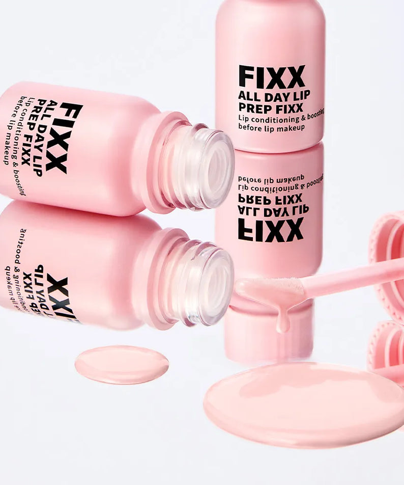 SO NATURAL All Day Lip Prep Fixer 10ml de la marque SO NATURAL, flacon rose avec texture douce, avant maquillage lèvres.