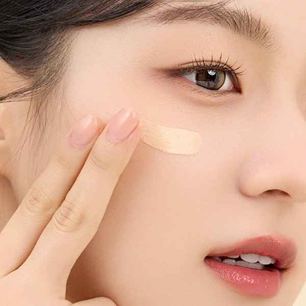 SO NATURAL All Day Sun Fixer Skin Fit Beige 50ml, tube sur peau, maquillage nude, femme en gros plan, crème solaire.