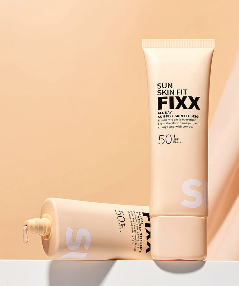 SO NATURAL All Day Sun Fixer Skin Fit Beige 50ml, tube SPF sur fond beige clair, marque SO NATURAL visible.