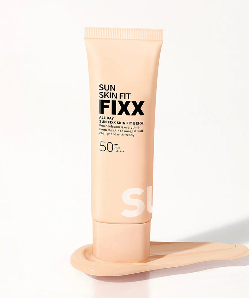 SO NATURAL All Day Sun Fixer Skin Fit Beige 50ml : tube teinté Sun Skin Fit sur fond clair, contexte maquillage solaire.