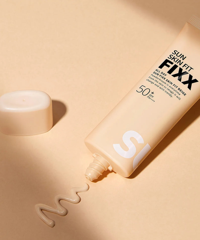 SO NATURAL All Day Sun Fixer Skin Fit Beige 50ml, tube SPF50 maquillage sur fond beige ensoleillé, marque SO NATURAL.