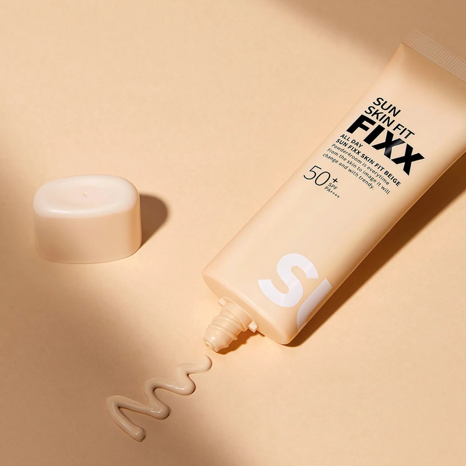 SO NATURAL All Day Sun Fixer Skin Fit Beige 50ml, tube SPF50 maquillage sur fond beige ensoleillé, marque SO NATURAL.