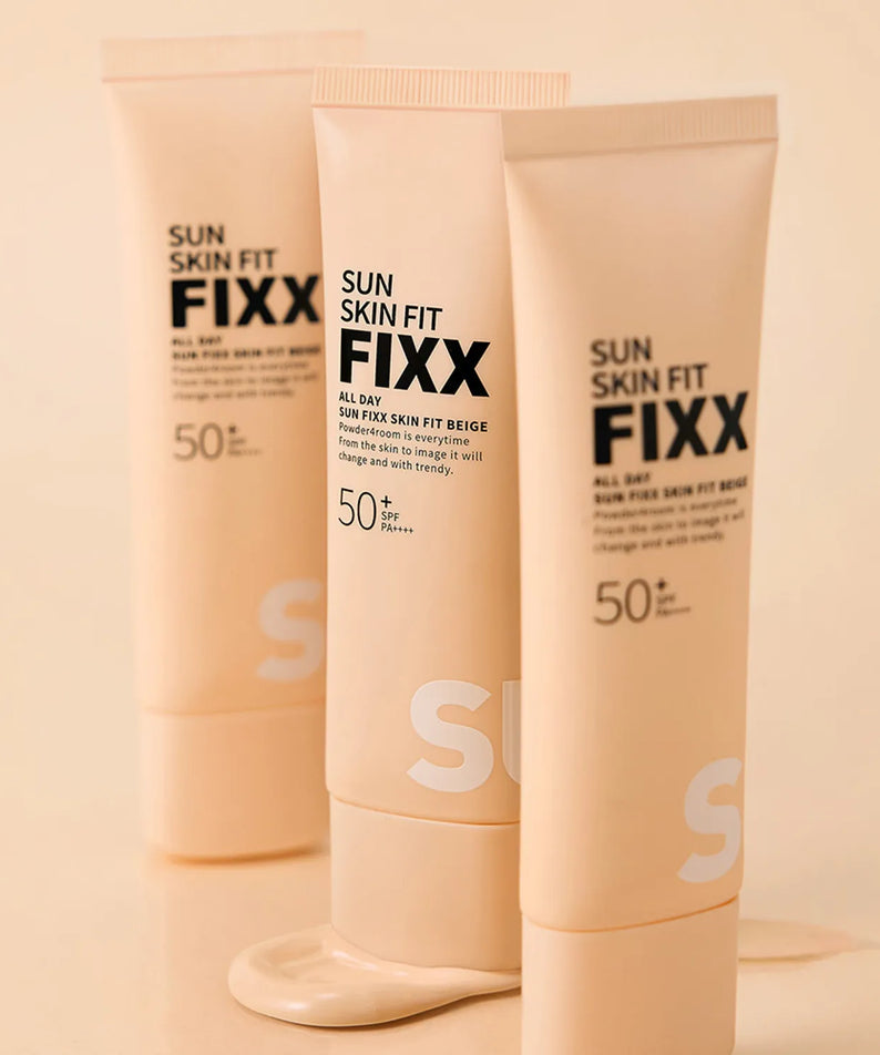 SO NATURAL All Day Sun Fixer Skin Fit Beige 50ml, tubes Fixx sur fond clair, marque SO NATURAL, effet photo en vitrine.