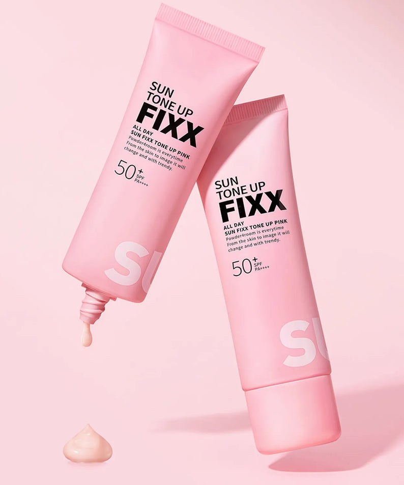 SO NATURAL All Day Sun Fixer Tone Up Pink 50ml, tubes roses sur fond pastel, crème solaire tonifiante de la marque.